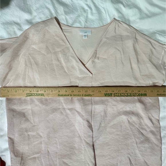 J. Jill Mixed-Media Relaxed V-Neck
Blouse in Blush, size Medium - Picture 11 of 13
